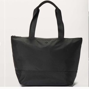 Lululemon The Fundamental Tote 22L